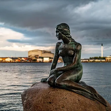 Location - By Tivoli Nyhavn & Metro *